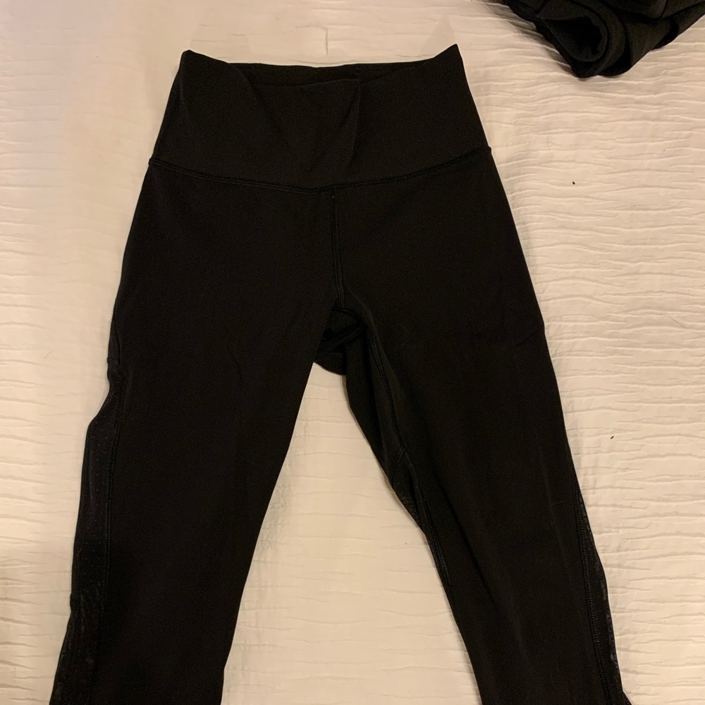 Lululemon black crop 25” legging in GUC Sz4